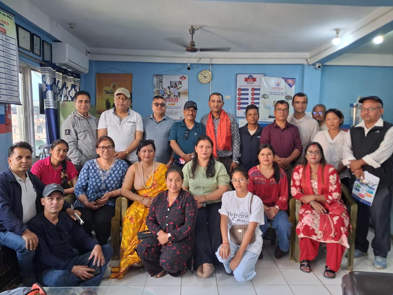 पेशागत बीमा अभिकर्ता संघ नेपाल लाइफको बागमती प्रदेशद्धारा बाढी प्रभावित २० अभिकर्तालाई राहात वितरण